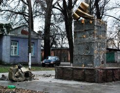 Обломки памятника Ленину