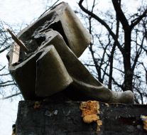 Обломок памятника Ленину