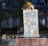 Обломки памятника Ленину