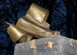 Обломок памятника Ленину