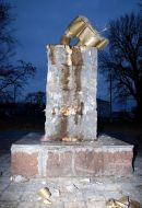 Обломки памятника Ленину