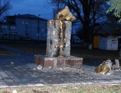 Обломки памятника Ленину