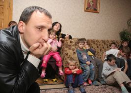 Сергей Фоменко общается с воспитанниками детского дома