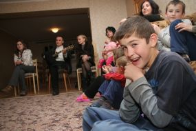 Сергей Фоменко общается с воспитанниками детского дома