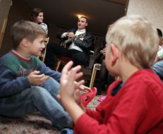 Сергей Фоменко общается с воспитанниками детского дома