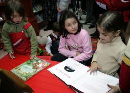 Девочки читают книгу