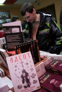 Мужчина рассматривает книги