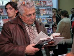 Мужчина читает книгу