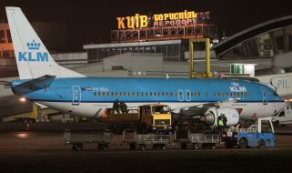 Loading of luggage in an airplane