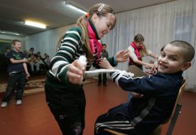 Дети играют в специализированной школе-интернат
