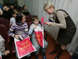 Дети получают подарки