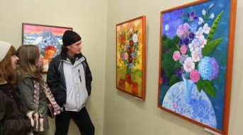 Посетители осматривают экспонаты