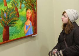 Посетители осматривают экспонаты