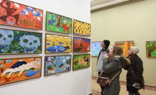 Посетители осматривают экспонаты