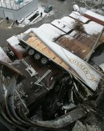 Грузовик, лежащий на гаражах