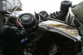 Грузовик, лежащий на гаражах