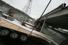 Грузовик, лежащий на гаражах