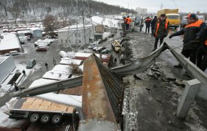 Сотрудники МЧС смотрят на грузовик