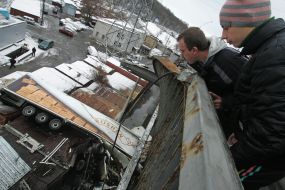 Люди смотрят на грузовик