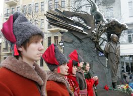 Возложение цветов к памятнику Вячеславу Чорновилу