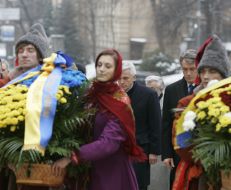 Возложение цветов к памятнику Вячеславу Чорновилу