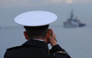 An officer takes pictures ”Ternopol” corvette