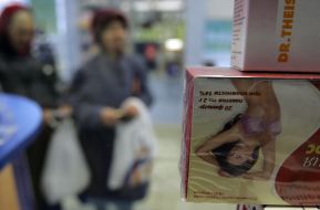 Пожилые женщины в аптеке