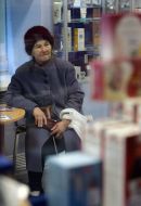 Пожилая женщина в аптеке