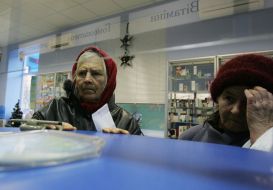 Пожилые женщины в аптеке