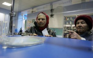 Пожилые женщины в аптеке