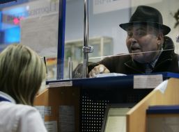 Мужчина покупает лекарства в аптеке