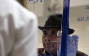 Мужчина покупает лекарства в аптеке