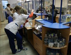 Девушки покупают лекарства в аптеке