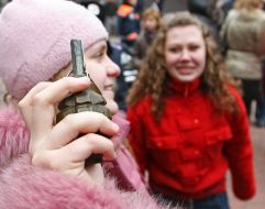 Девушка держит в руке боевую гранату