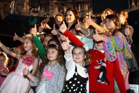 Mika Nyuton photographed with participants