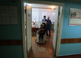 Медсестра вивозить постраждалу жінку