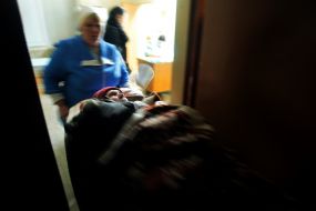 Медсестра вивозить постраждалу жінку