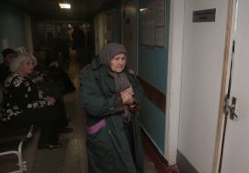 Жителі Києва чекають своєї черги в одному з травмпунктів