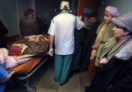 Жителі Києва чекають своєї черги в одному з травмпунктів