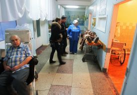 Жителі Києва чекають своєї черги в одному з травмпунктів