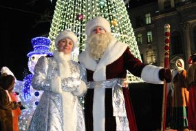 Дед Мороз со Снегурочкой возле елки в стиле high-tek