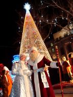 Дед Мороз со Снегурочкой возле елки в стиле high-tek