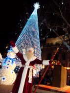 Дед Мороз возле елки в стиле high-tek