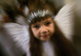 Дівчинка в костюмі ангела