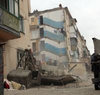 Спасатели работают на месте обрушения жилого дома