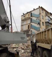 Спасатели работают на месте обрушения жилого дома