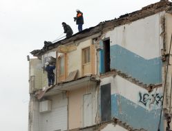 Спасатели работают на месте обрушения жилого дома