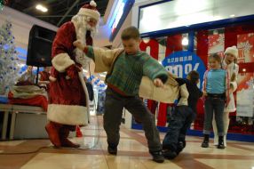 Діти танцюють з Дідом Морозом та Снігуронькою