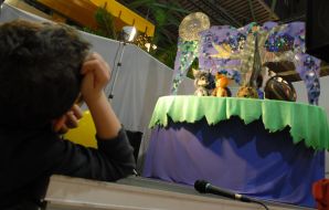 Хлопчик дивиться лялькову виставу