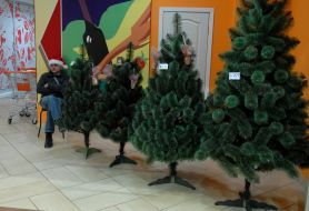 Продавець в одному з торгівельних центрів